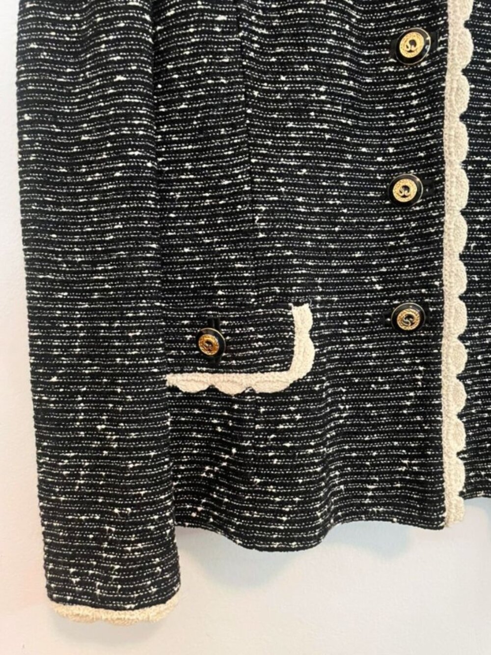 St. John Collection Textured Knit Black Ivory Scallop Trim Jacket, Size: 8 - Picture 4 of 10